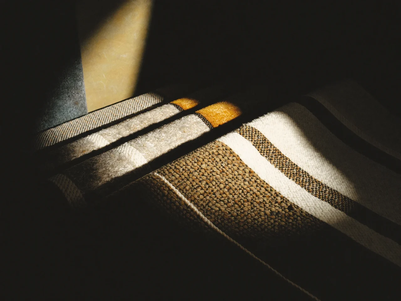 Illustration d'un détail de matière textile, image générée et non documentaire.